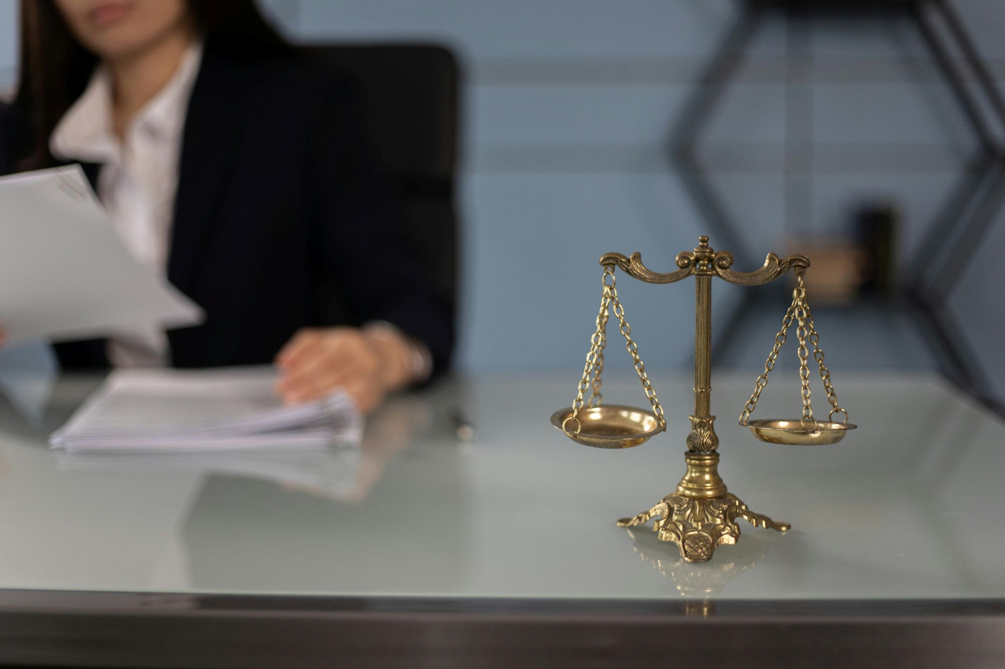 Abogado experto en la Ley de Segunda Oportunidad en Alicante trabajando en un caso