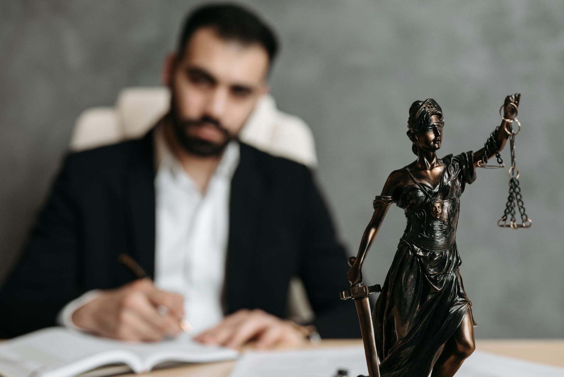 Persona aliviada tras solucionar sus deudas mediante abogados expertos en la Ley Segunda Oportunidad 