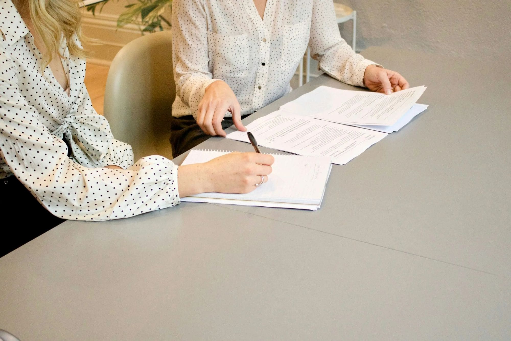 Abogados trabajando en un caso de Ley de Segunda Oportunidad en Asturias