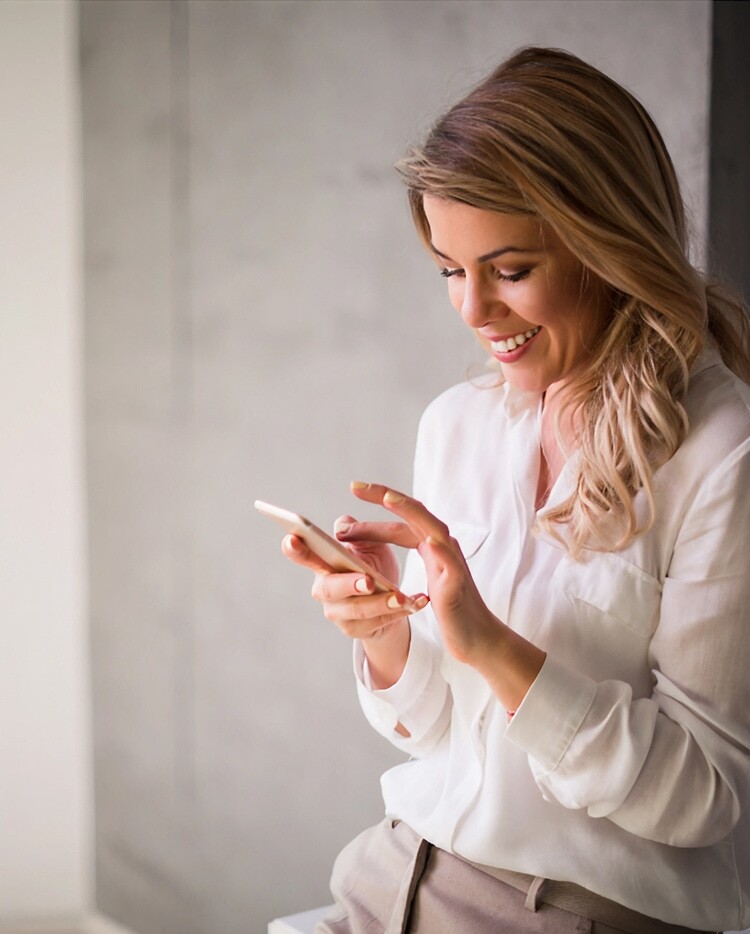 Mujer feliz consultando su procedimiento exprés de Ley Segunda Oportunidad