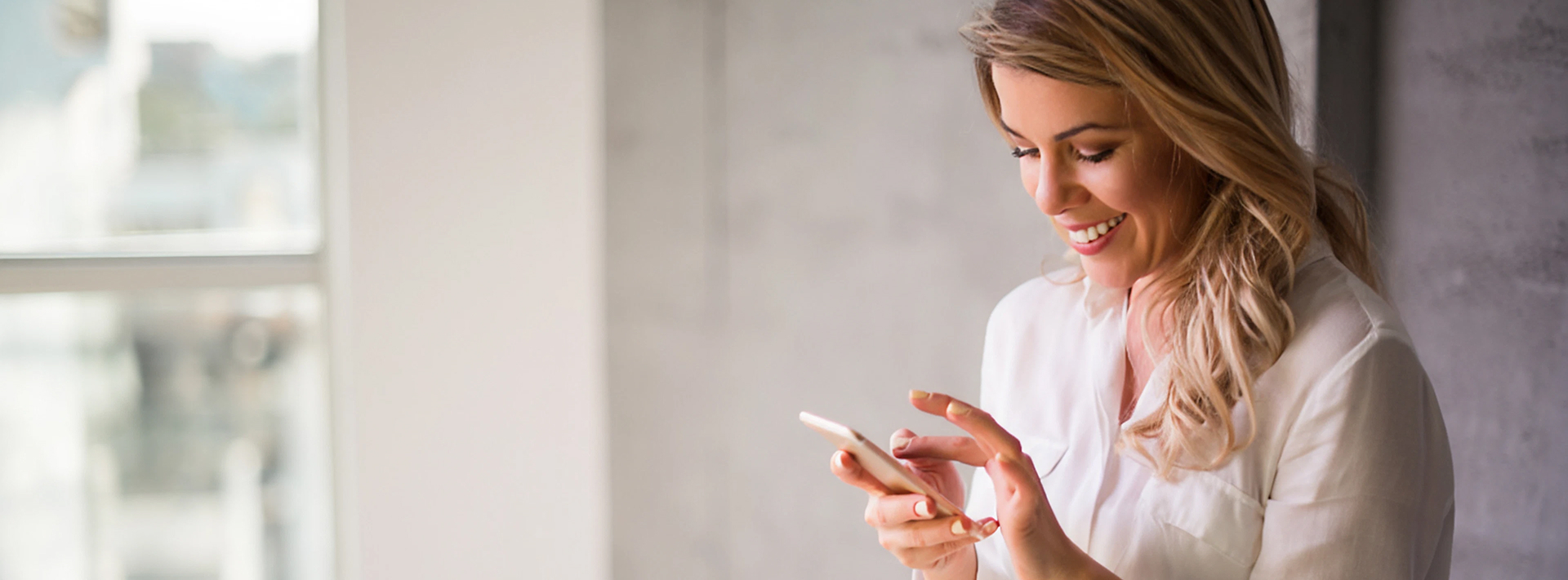 Mujer feliz consultando su procedimiento exprés de Ley Segunda Oportunidad