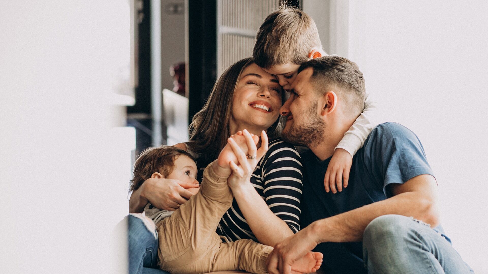 Familia feliz al conseguir la ley de segunda oportunidad