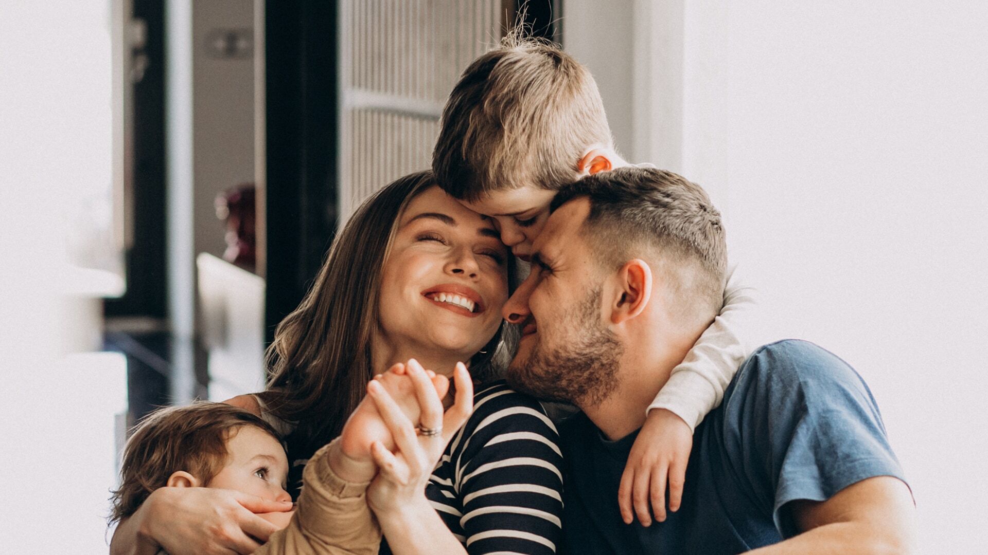 Familia feliz al conseguir la ley de segunda oportunidad